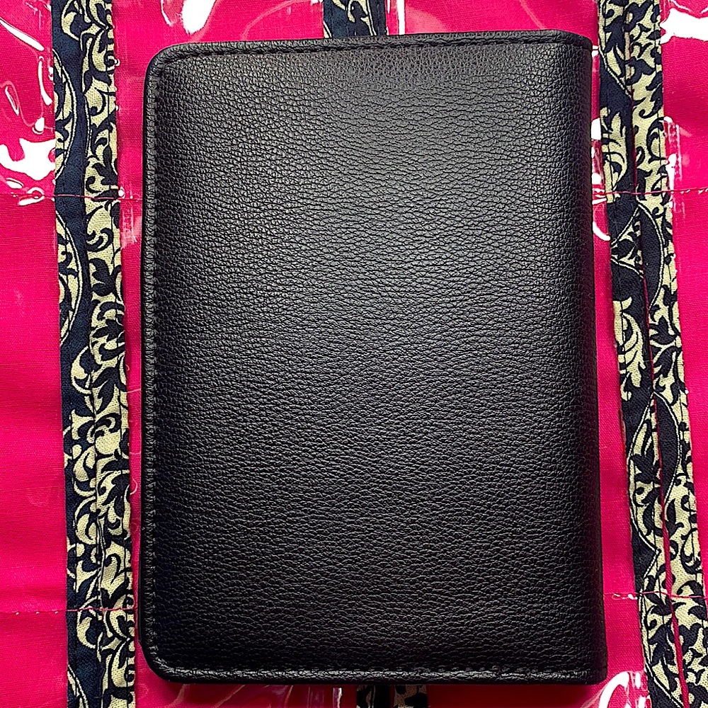GUESS Wallet - Picture 2 of 3